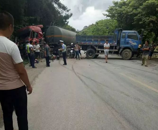 梧州这段路发生交通车祸两辆货车变拦路虎现场有人受伤