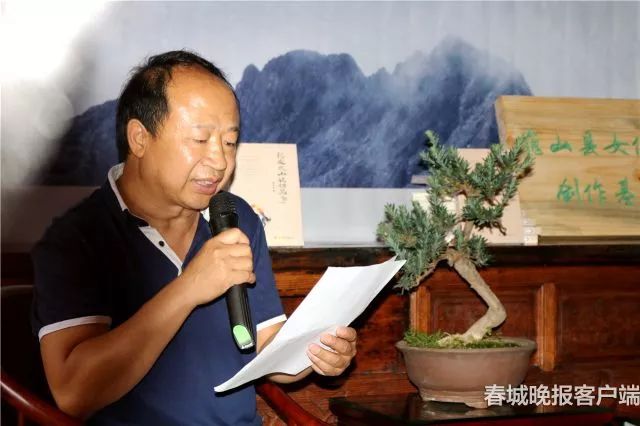 杨友泉是祥云人,大理市凤仪镇第一中学高级教师,云南省作家协会会员.