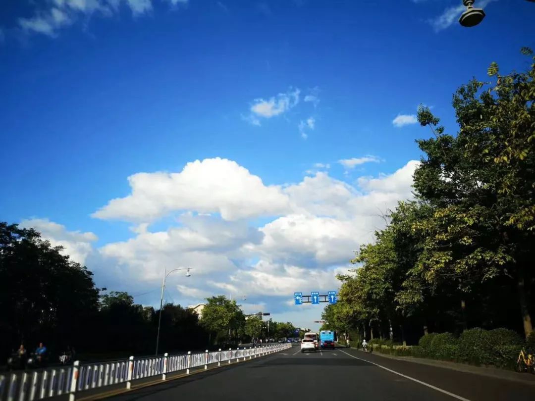 天空之城惊现杭州!一片蓝天,就让整个城市美得不像实力派!