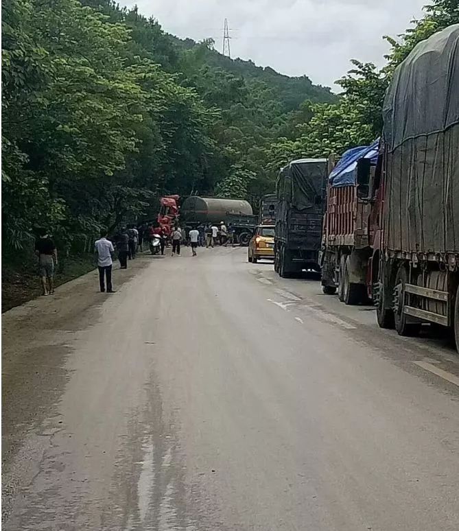 梧州这段路发生交通车祸,两辆货车变"拦路虎",现场有人受伤.