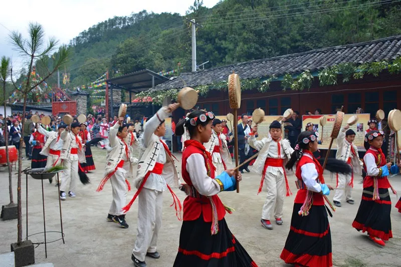 勒巴舞扎根于纳西人民的生产生活中,虽历经千百年的变迁,却经久不衰.