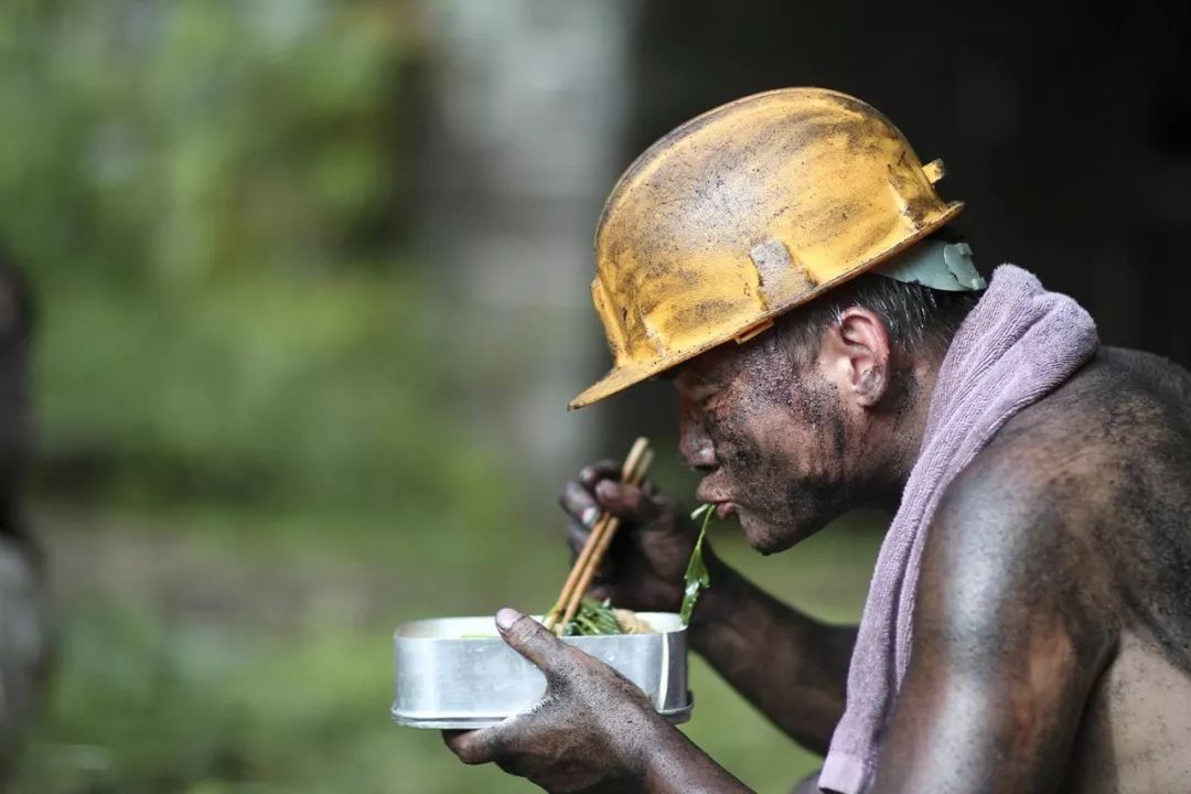 进了煤矿才知道,煤矿工人才是高利润中的低收入人群!