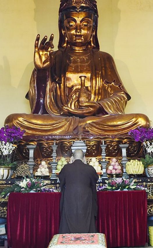 恭逢观音菩萨成道日光孝寺举行上供法会