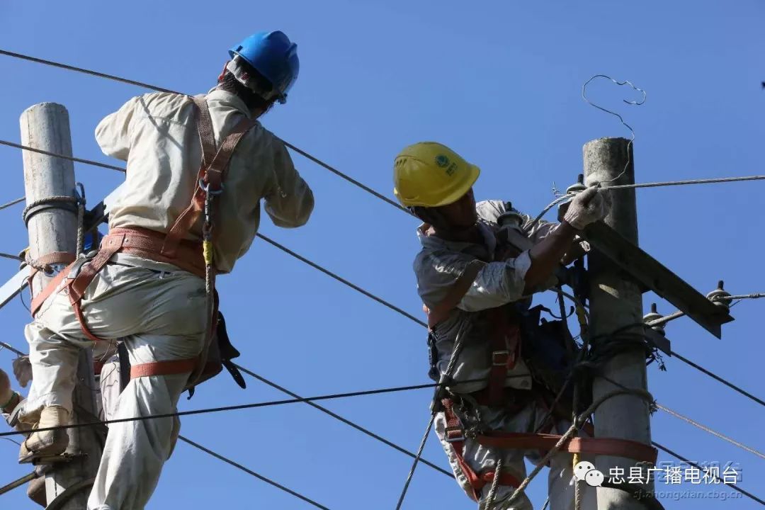 狂风肆虐11根电线被吹断 电力工人急忙排险