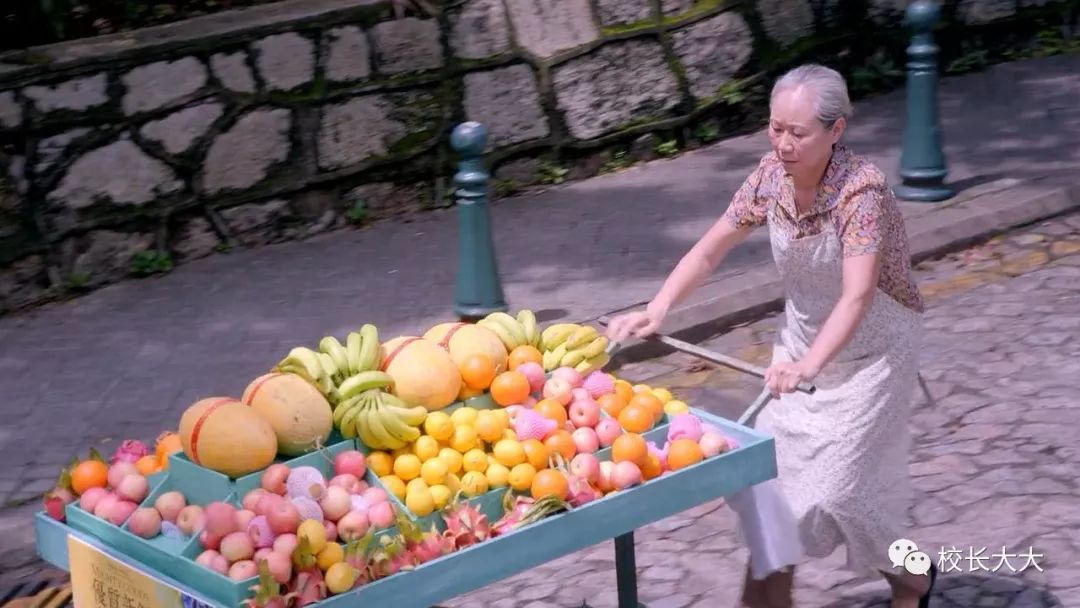 明天正在送外卖的路上,突然遇到了一个卖水果的老奶奶