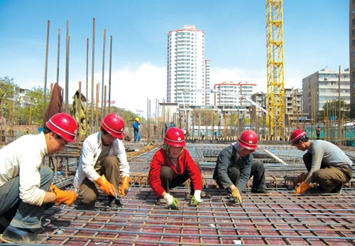 全国大部分地区迎来持续高温天气,施工人员依然坚守在建筑工地上