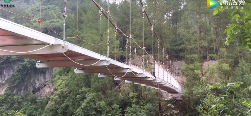 贵州首座7d玻璃吊桥开放了走着走着玻璃突然炸裂敢约吗