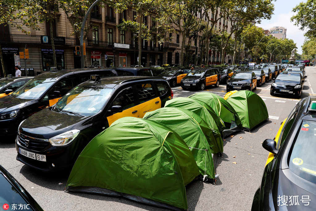 西班牙的哥抗议打车软件 示威者马路中间打牌