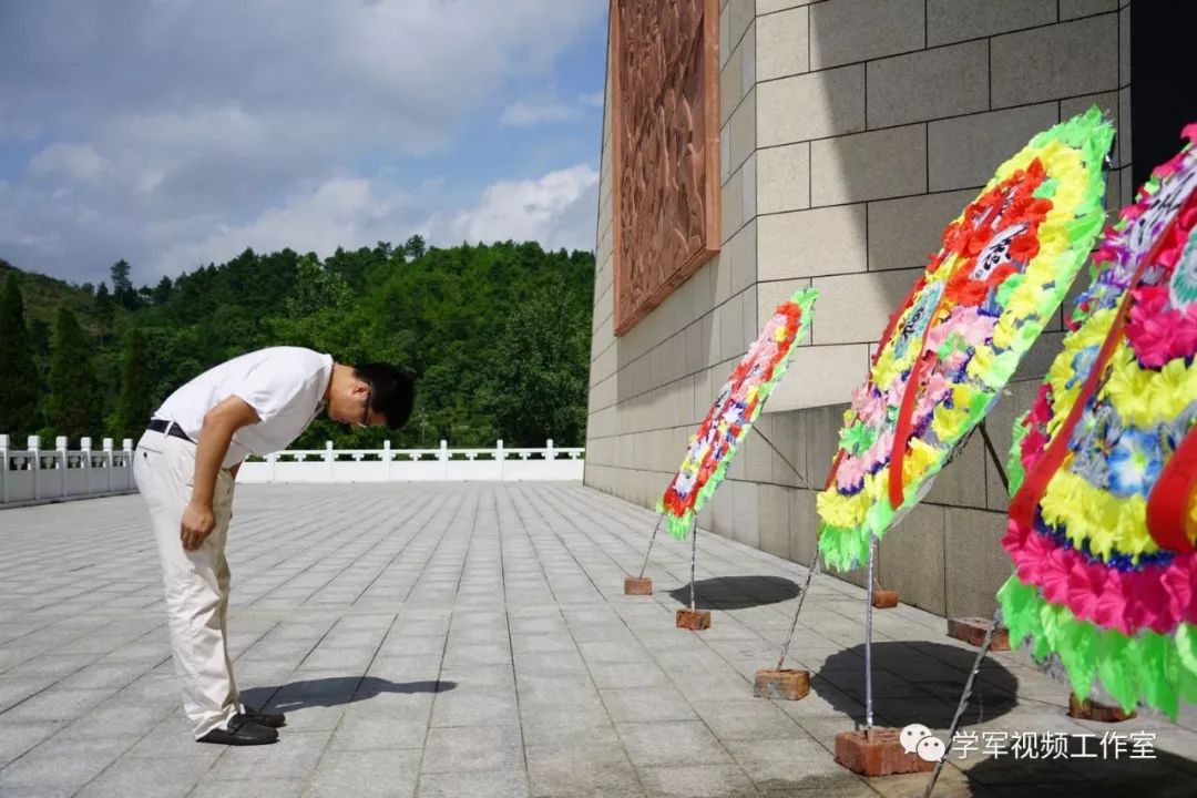 两道彩虹天空突然下起暴雨广西灌阳酒海井红军烈士陵园时当我们来到缅