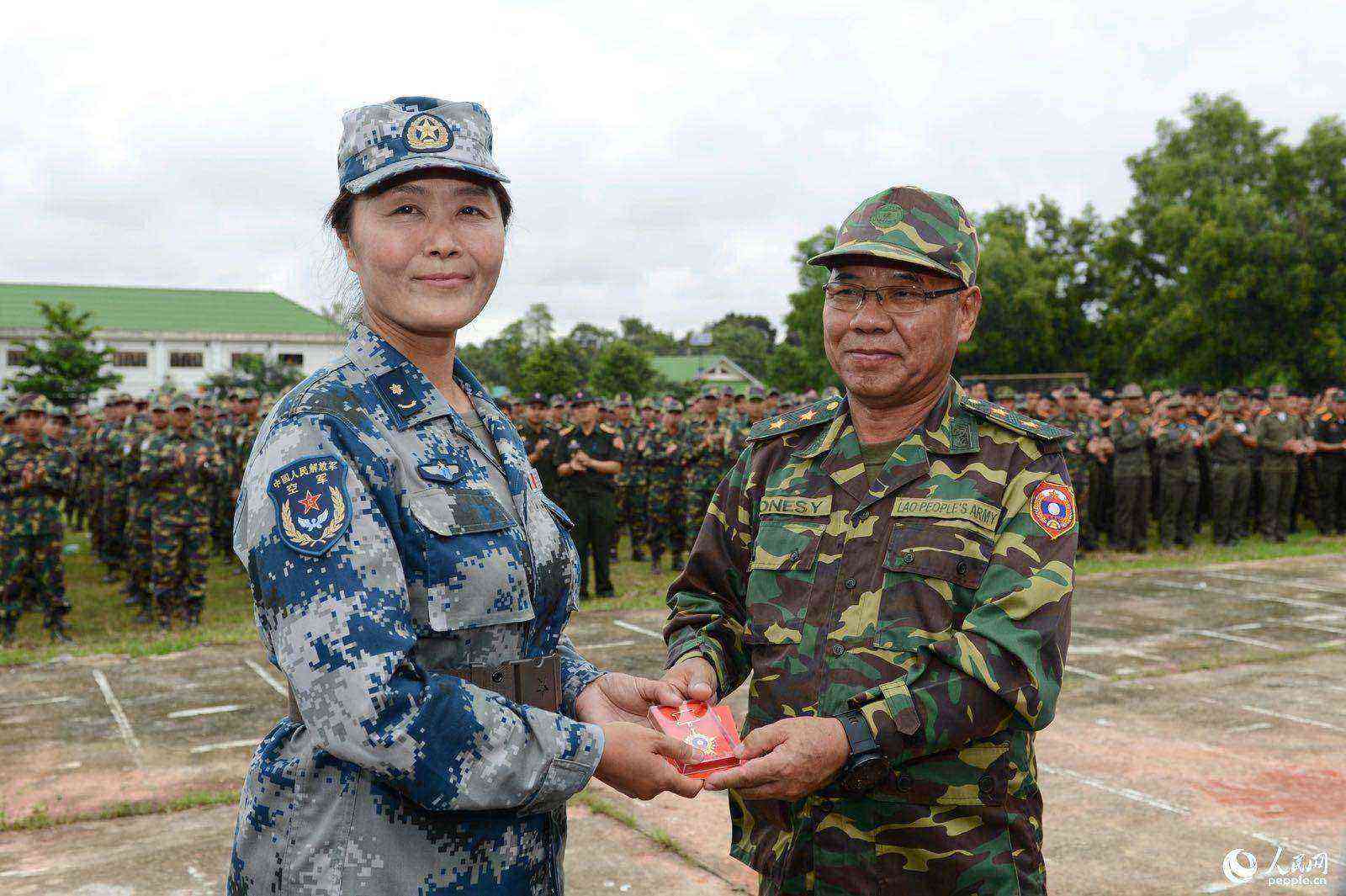 老挝国防部副部长温西·森苏为"和平列车"医疗队员授"友谊奖章"致辞