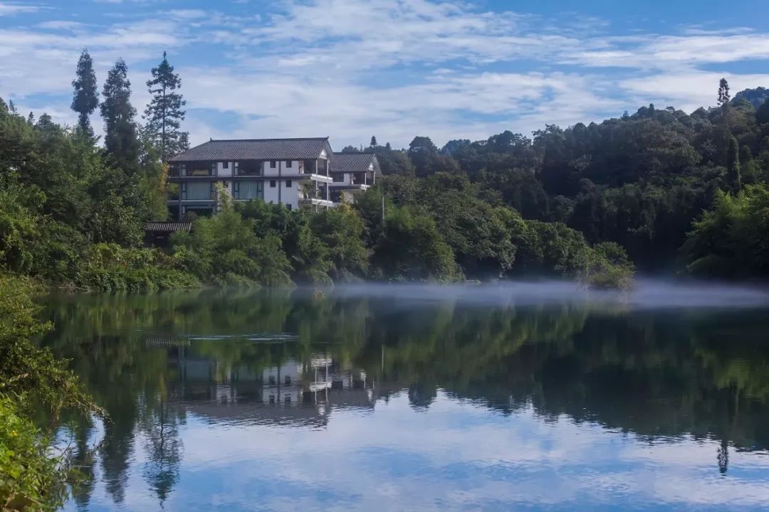 清音平湖天然的皇家山水园林30万平方米的绿色生态湖四周青嶂翠峦环抱