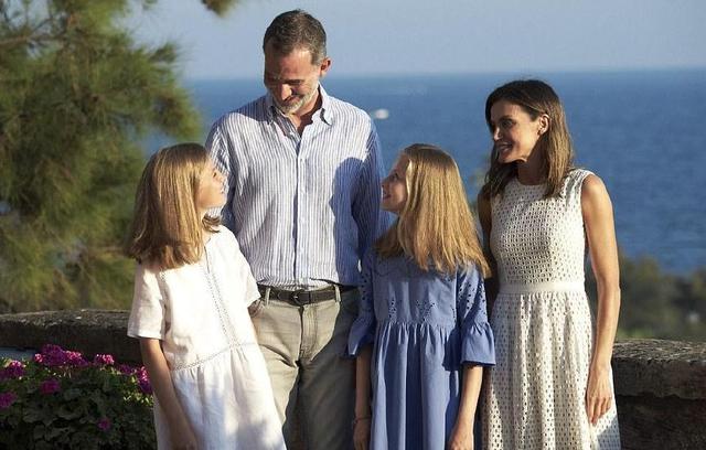西班牙国王一家四口最新全家福,两位公主颜值