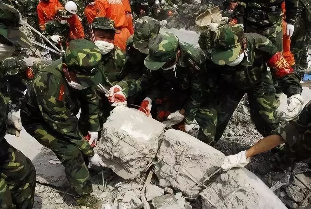 绿色迷彩撑起了生命的希望中国军人是最坚强的后盾"抗震救灾的战士们!
