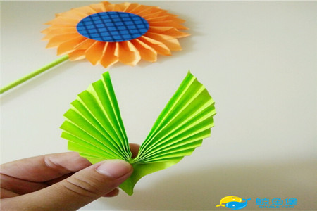 剪开叶子教程 绿色折纸如图对折希望大家喜欢这款折纸向日葵全部粘好