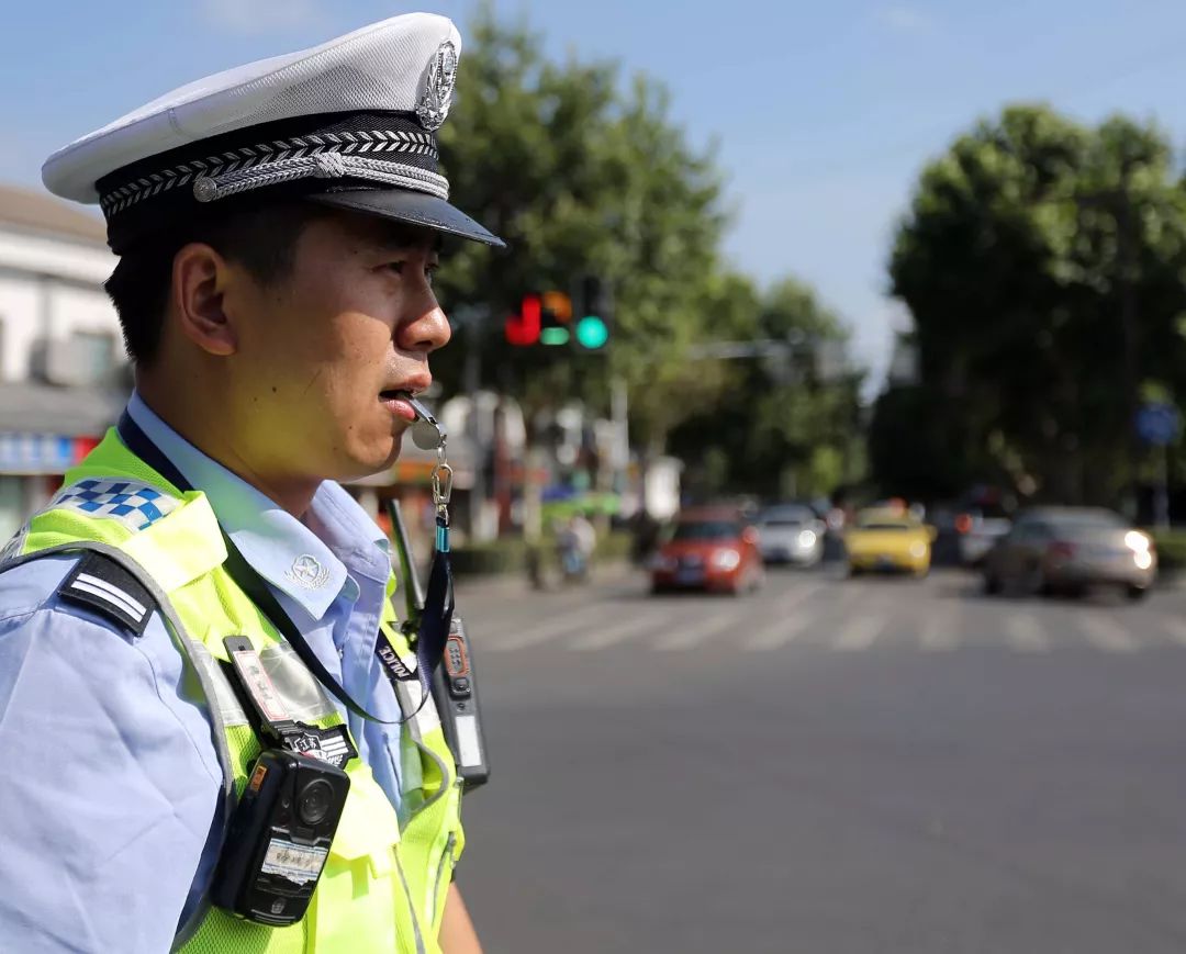 正在执勤的南京交警突然收到一份陌生外卖,订单上还备注着这样一句话