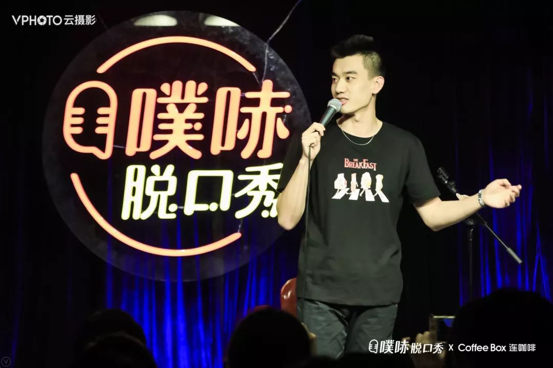 更多现场演出照片「咖啡喜剧夜」重头戏之二,当然是噗哧的脱口秀表演