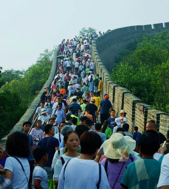 北京长城迎暑期旅游高峰, 城上人满为患, 网友: 这天