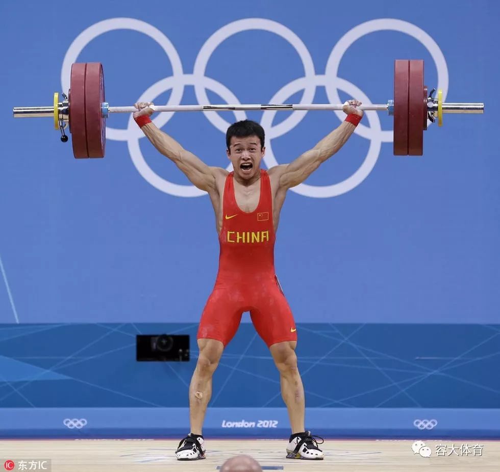 2012年,伦敦奥运会男子举重56公斤级决赛,军人运动员吴景彪摘银.