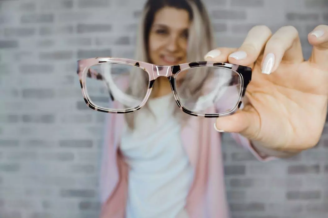 长期戴隐形眼镜对眼睛有什么危害?