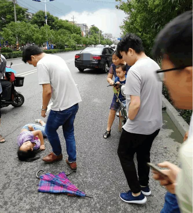 揪心!邓州穰城路女学生被汽车撞飞,车祸瞬间全程被记录!