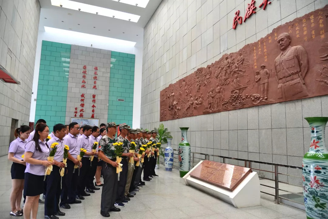 在吉鸿昌纪念馆大厅吉鸿昌将军的雕像前大家默哀并逐一献上鲜花.