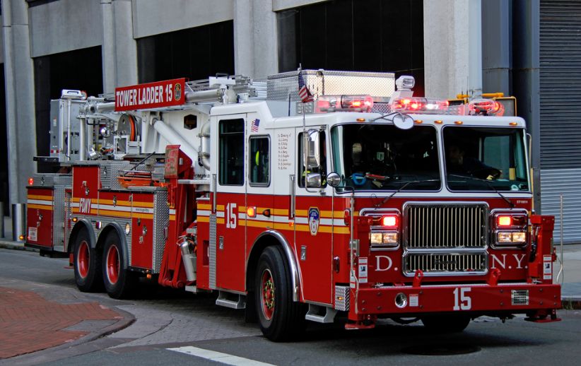 纽约消防局推出2019年消防员日历,没有腹肌马甲