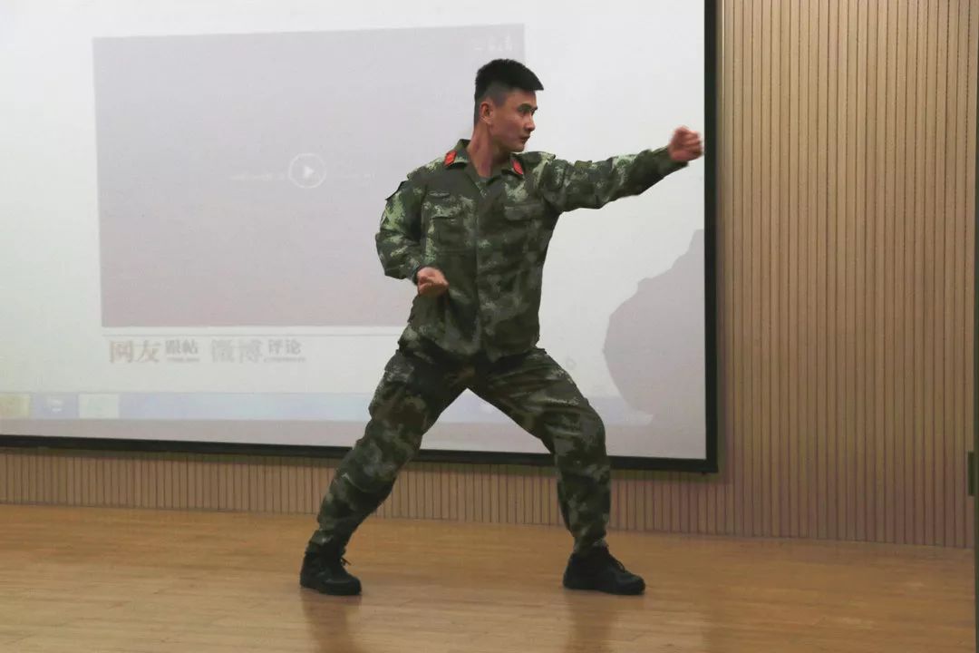 武警小哥哥为大家表演武术