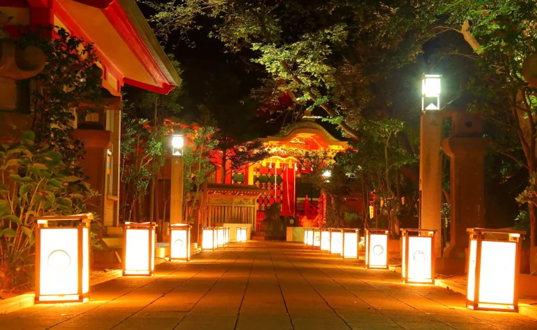 现在每逢盛夏,日本各地也会举办作为夏日祭一部分的灯笼节,各地也都会