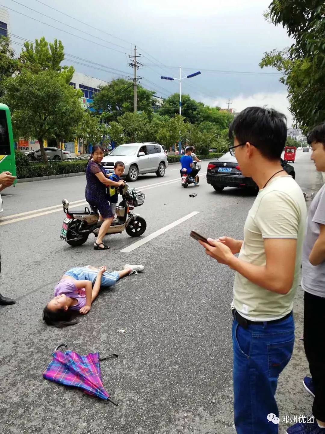 监控视频曝光|邓州穰城路女学生被汽车撞飞,车祸瞬间