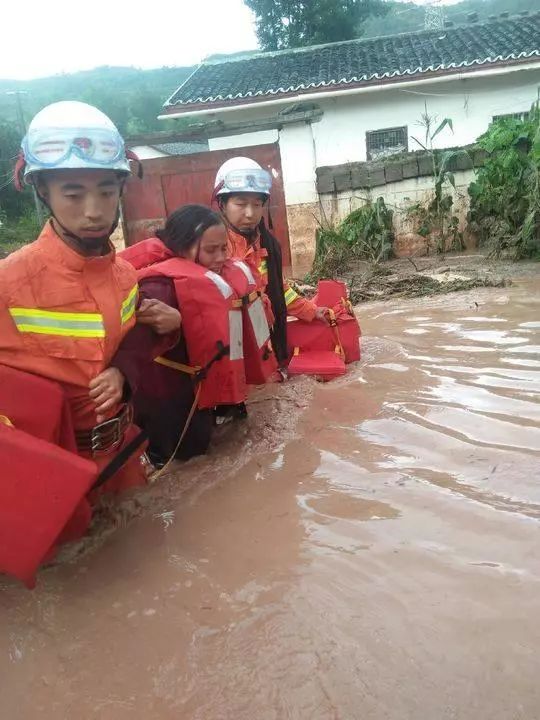 凉山突降暴雨,孕妇和两名孩子被洪水围困,消防紧急营救母子三人 
