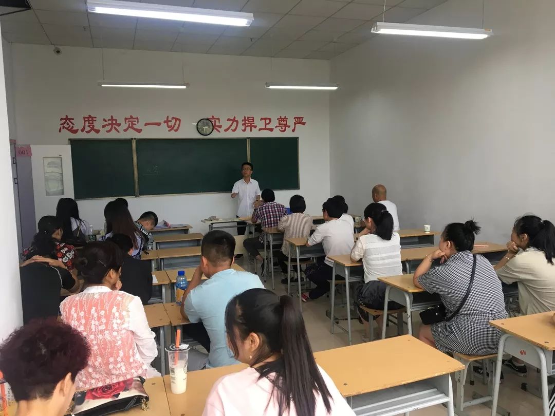 开班仪式进行中 绿荫学校给予你再一次站起来的勇气.