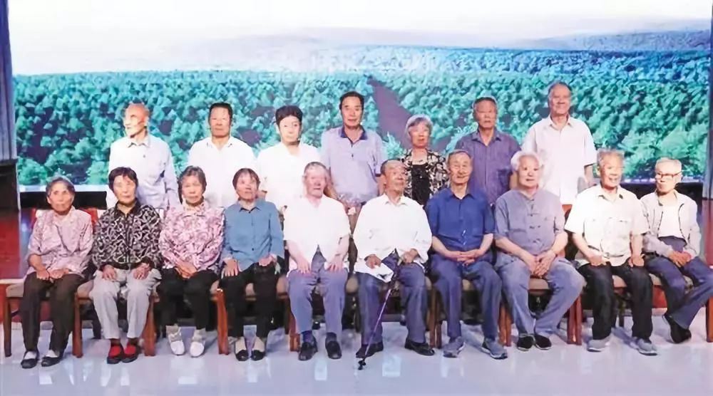 电视剧讲述了上世纪60年代,以主人公冯程,覃雪梅等为代表的全国18个