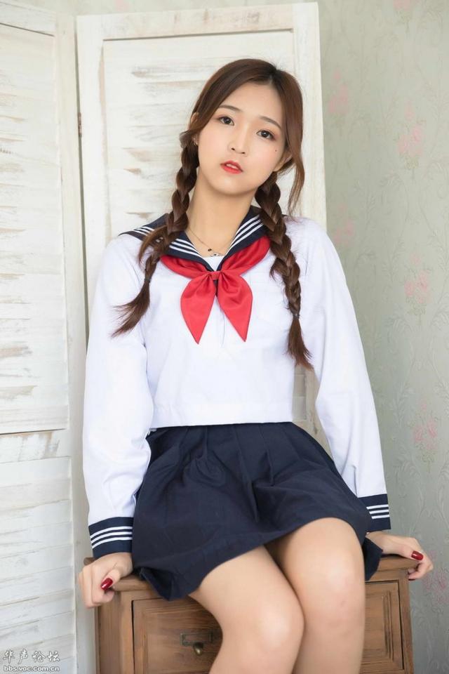 樱桃小嘴美女学生,学院风校服可爱麻花辫写真图片