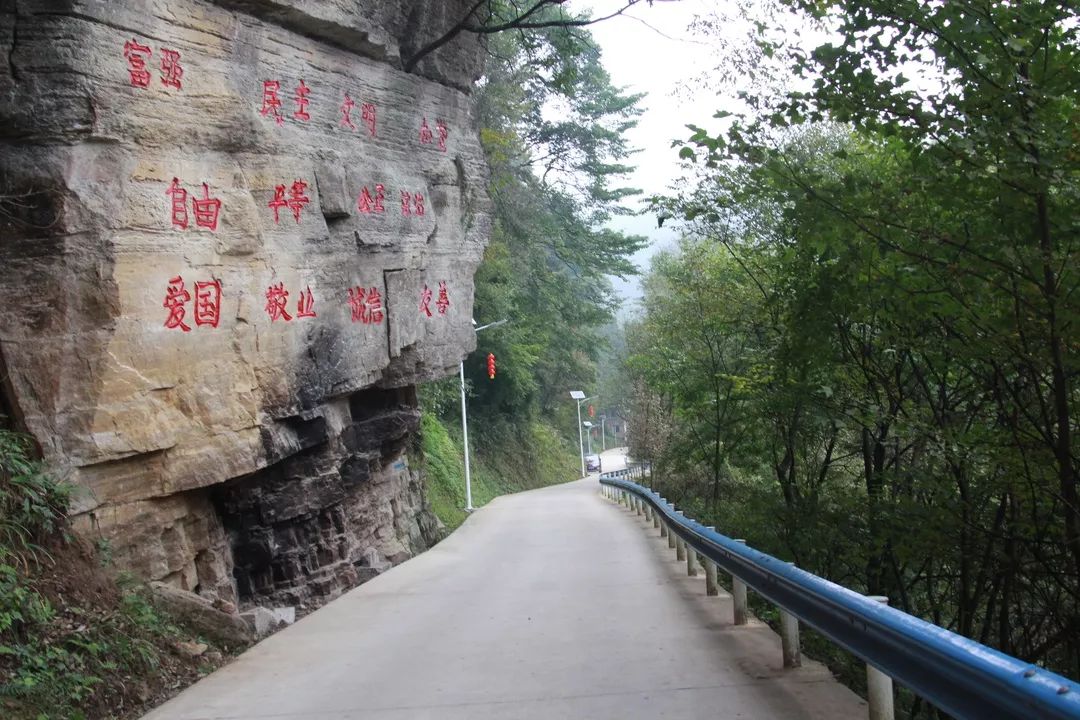 走进贵定县昌明镇贾戎村,家家户户房前屋后都是干干净净的,村民的