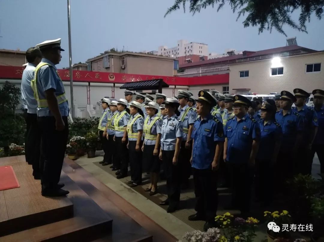 7月30日晚,公安局党委成员,交警大队大队长曹俊霞带领公安交警和城市