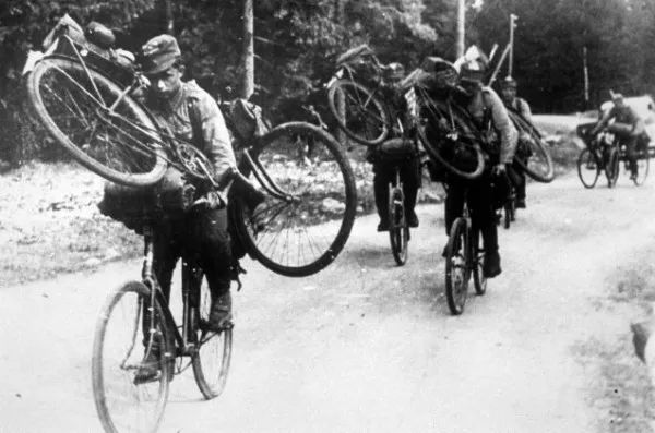 被遗忘的历史:战场上除了飞机大炮还有自行车