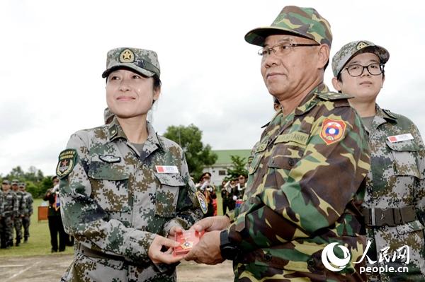 老挝国防部副部长温西·森苏为"和平列车"医疗队授"友谊奖章"