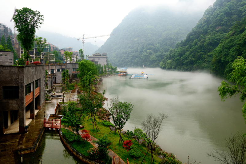 寻避暑养生福地,就来四面山建群龙潭湖畔