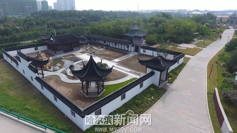 31日,香坊中国亭园新建仿古建筑"凝香园"开始绿化铺植工作,预计于8月