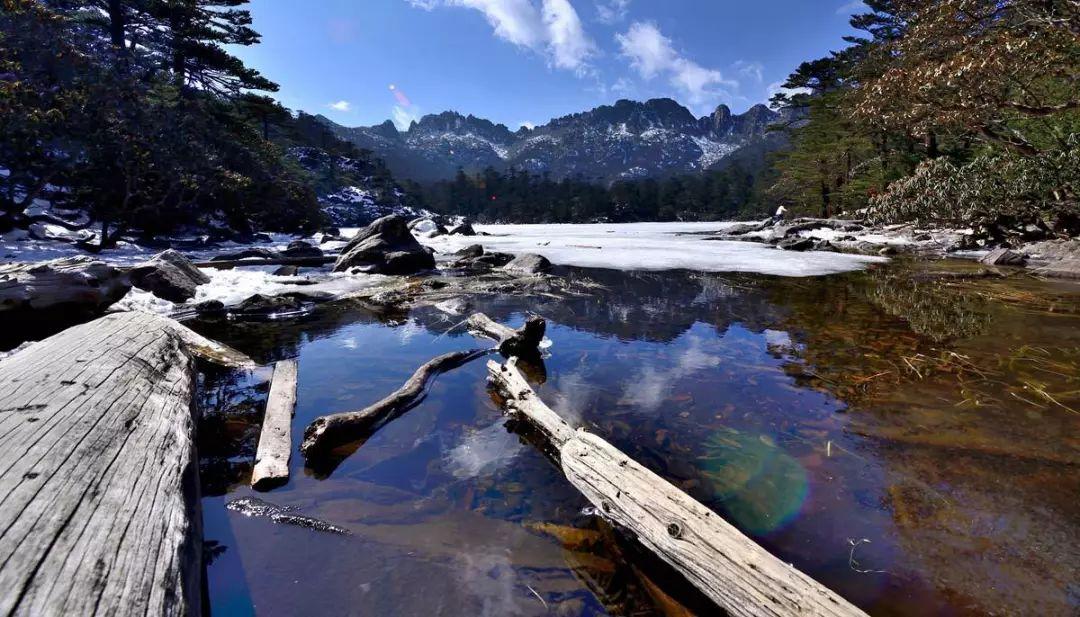 拥有全世界最大温泉瀑布我国最完整第四纪古冰川螺髻山可谓是一年四季