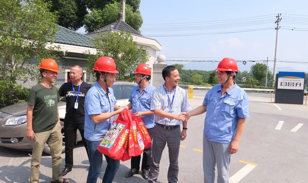 慰问保洁员王昱杰一行带着感激之情前往包家淇,小桐洲村,俞家村慰问