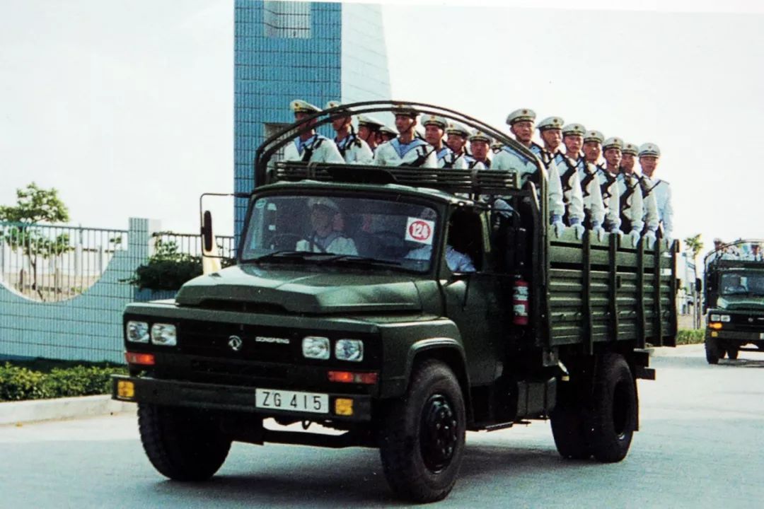 东风军车和人民解放军进驻香港1997年7月1日0时0分0秒370辆东风eq140