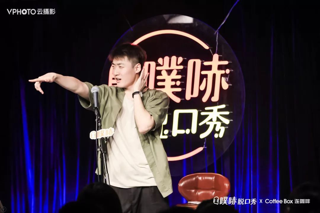 更多现场演出照片「咖啡喜剧夜」重头戏之二,当然是噗哧的脱口秀表演