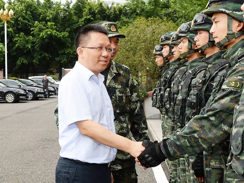 7月30日上午,市委书记赵世勇看望慰问武警德阳市支队官兵.