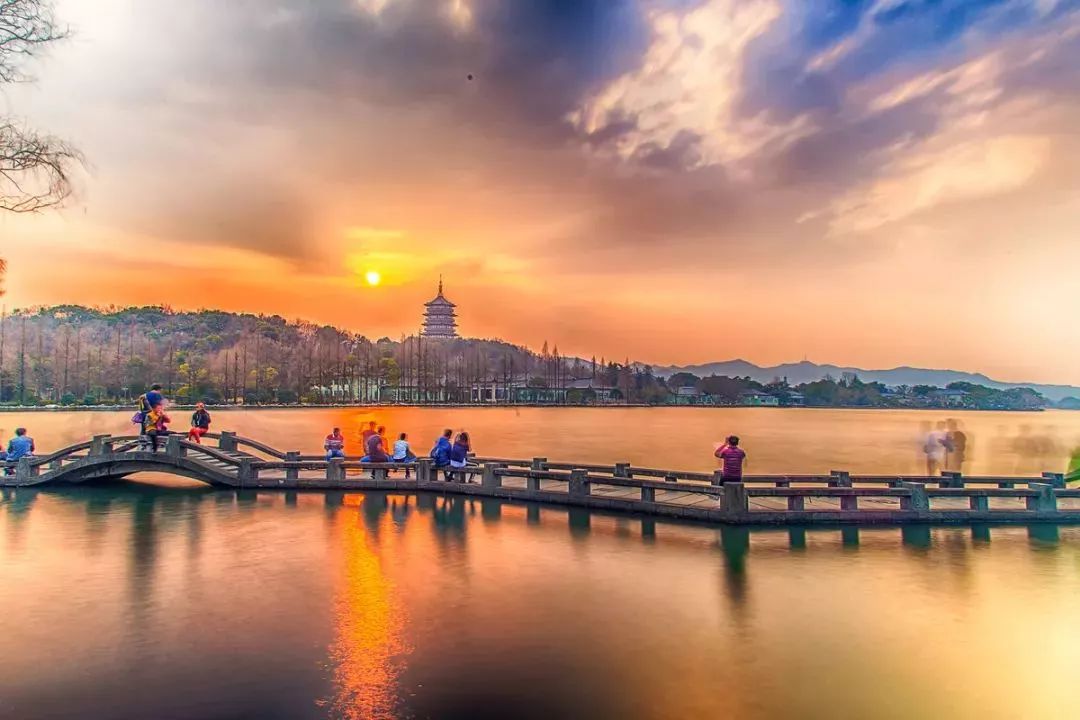 万水千山来杭州,半为西湖半为绸    西湖美景