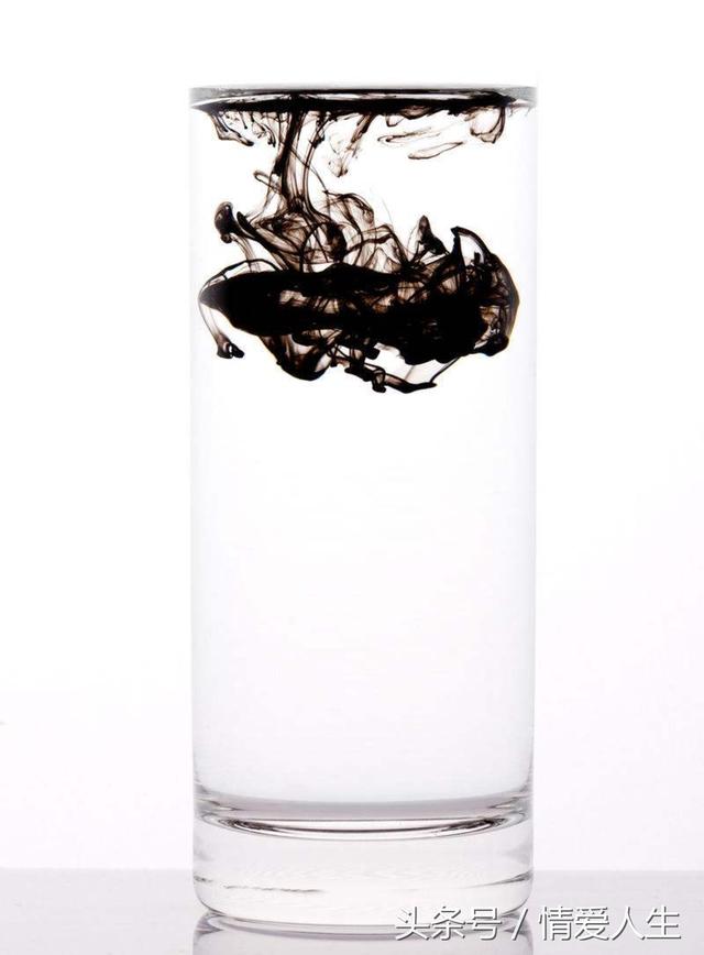 一滴墨汁落在一杯清水里