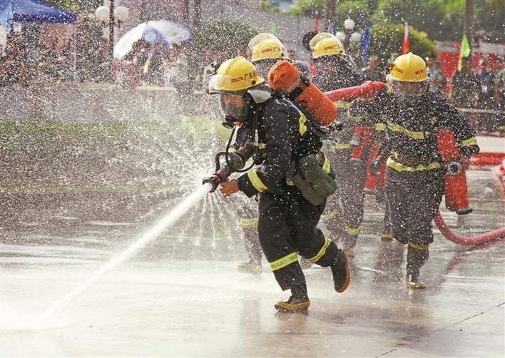 不抓钢枪扛水枪消防兵同样出彩