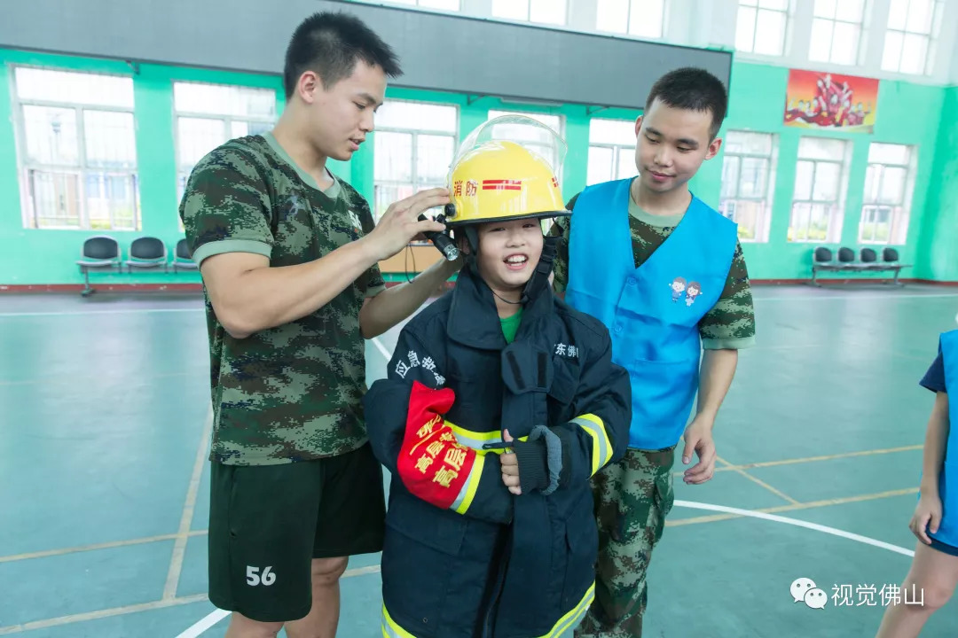 消防员为罗娜穿戴消防装备少锋和嘉灏今年12岁,都是西樵人,就读于西樵