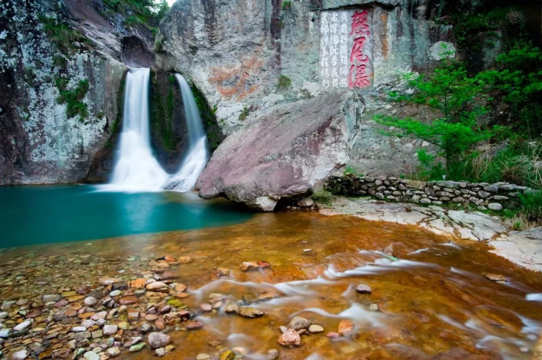 "岗顶有湖,芦苇丛生,结草为荡,秋雁宿之",雁荡山,这里万山重叠,飞瀑