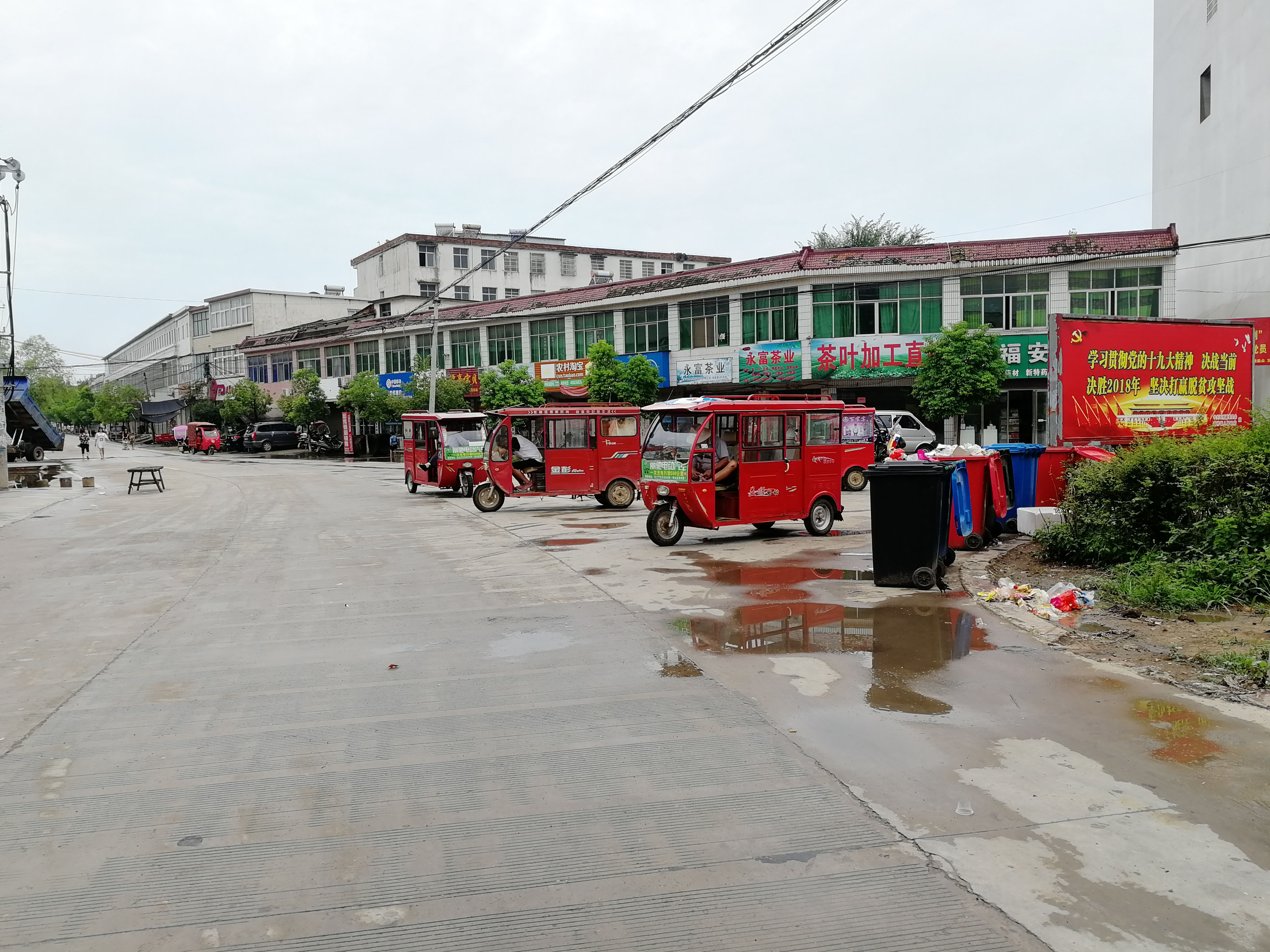 光山砖桥镇现霸气摆摊 路中间买水果 宽阔道路竟成菜市场